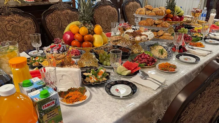 Yangi Yil Dasturxoni: Bayramona Menyuni Tuzish va Bezatish Sirlari